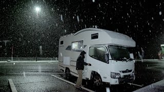 [คำบรรยาย] ตั้งแคมป์รถเดี่ยวในคืนฝนตกและหิมะตก