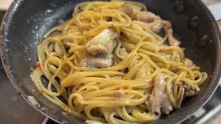 Add a few mushrooms for flavor | Spaghetti con pollo arrosto