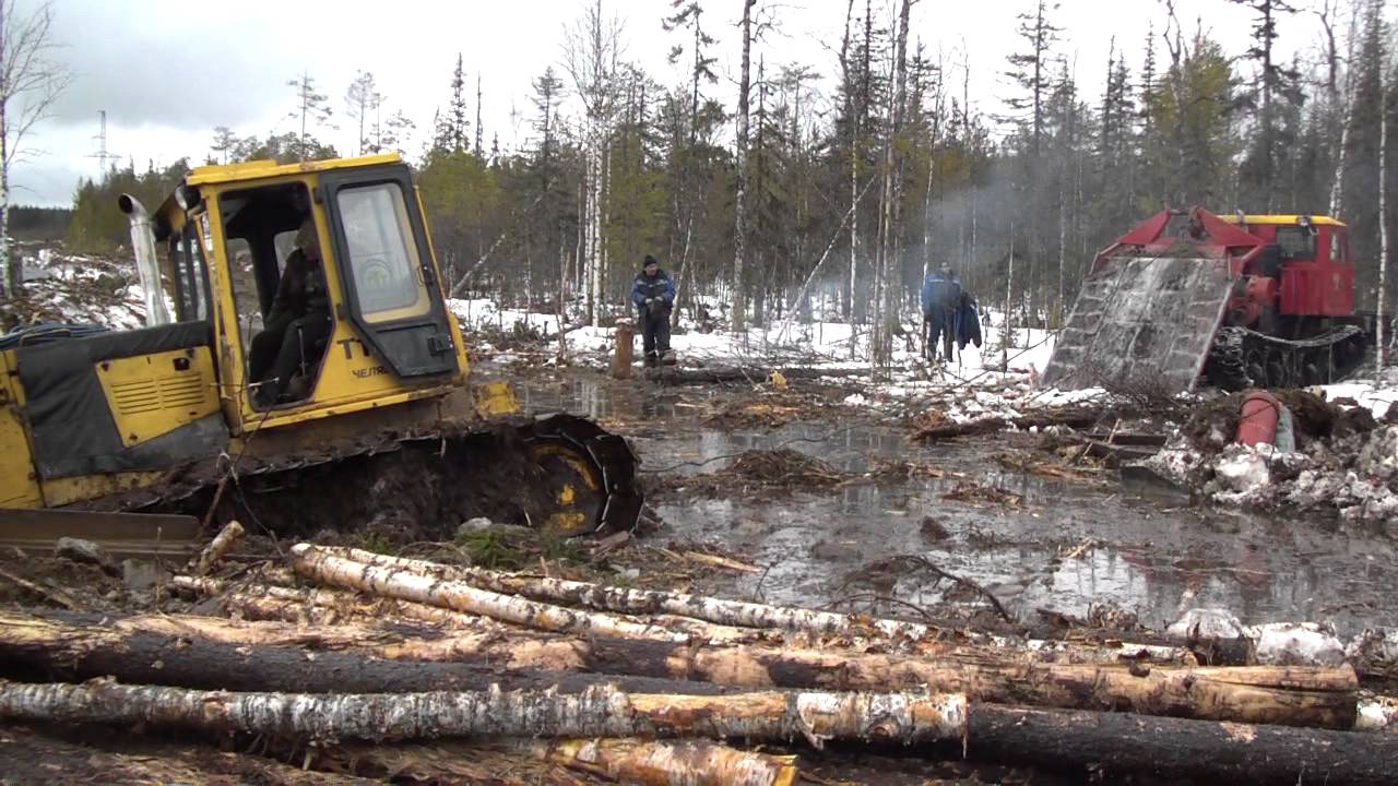 Включи видео застрял. Т-130 бульдозер утопили. Трактор т-130 застрял. Т 130 В грязи. Бульдозер в болоте.