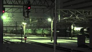 JR貨物 EF64-1048+EF64-1015 専用貨物列車(6883レ 原色先頭)雪の名古屋駅