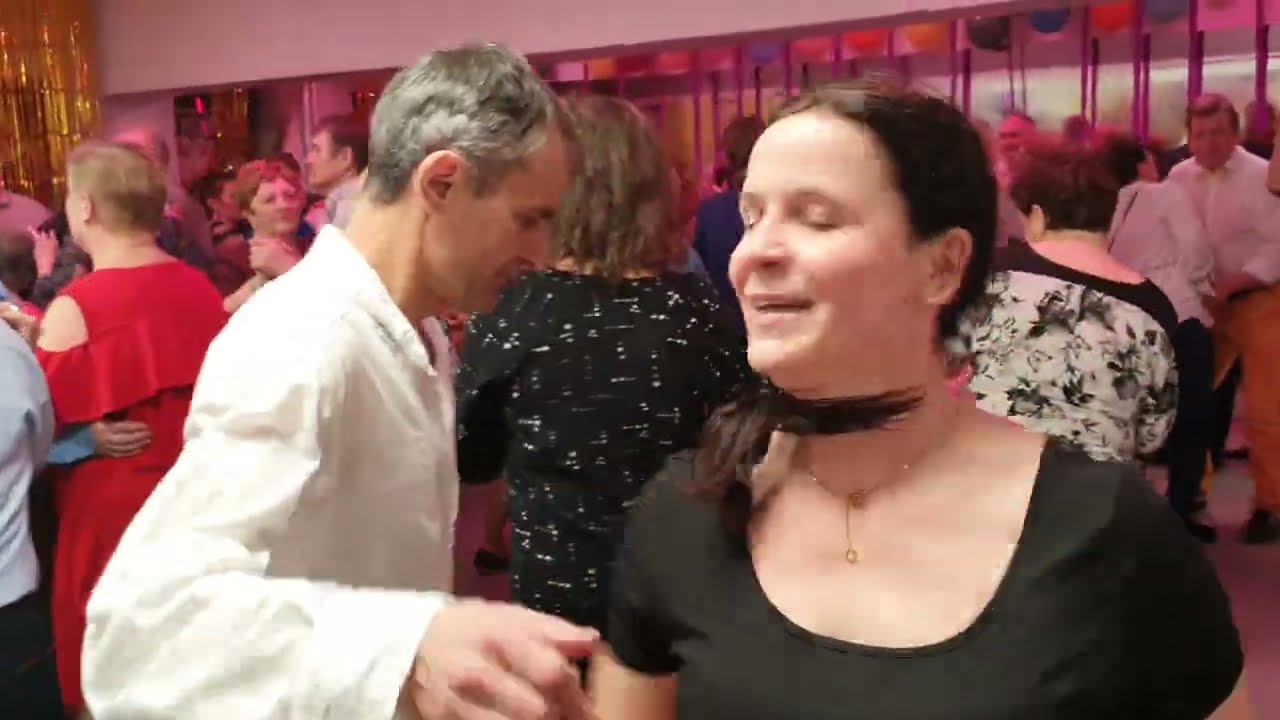 Złote liście tańczą w słońcu ponad miastem, szalejemy w Domu Kultury w Zwoleniu.