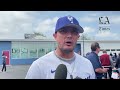 Venezolano Miguel Rojas y Dodgers entregan calzado deportivo a más de 600 estudiantes de Inglewood