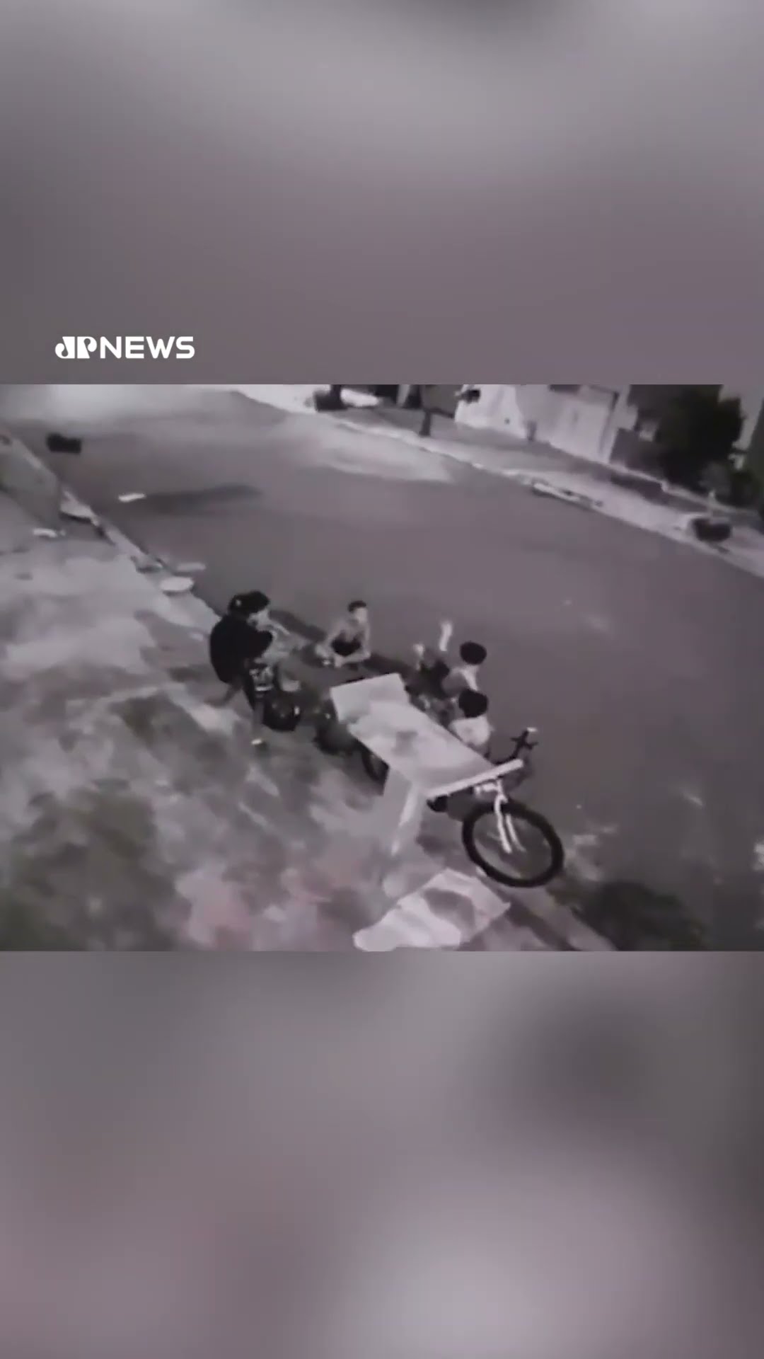 Jovem bêbado atropela cinco crianças que brincavam na calçada em Limeira (SP); veja vídeo