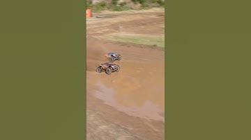 Xmaxx vs Xmaxx | RC drag race in the mud