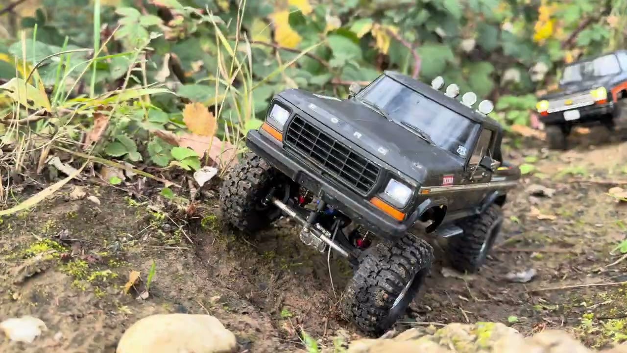 Traxxas TRX-4M Ford F-150 en FMS FCX18 Chevrolet K10 op het crawler circuit van RC045 Kerkrade