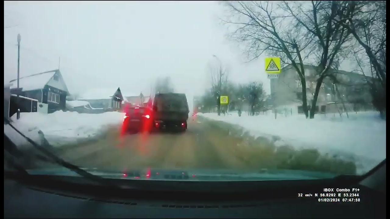 Ваз 2113 после дтп зимой. Автомобиль после аварии. Авария на сабурова ижевск. Авария 1 января 2021 ува ижевск. Открытый перелом после дтп.