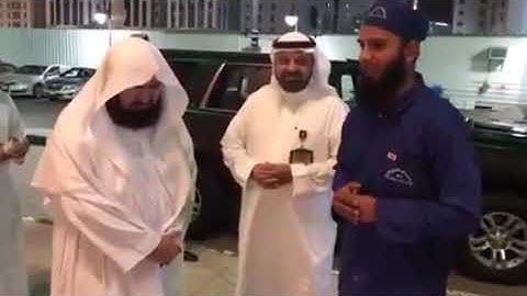 عامل نظافة الحرم يقلد السديس ويبهر الشيخ عبدالرحمن السديس