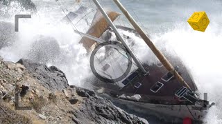 Velero encalla en La Herradura, oleaje Poniente
