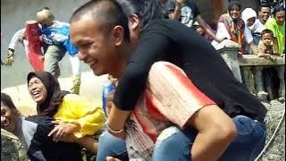 Kocak.. lomba istri gendong suami
