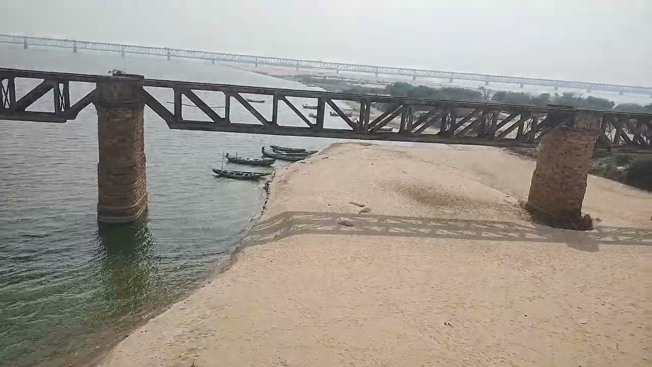 CSMT-BBS Konark Express crossing Rajahmundry  Godavari river Bridge.  #train #indianrailways