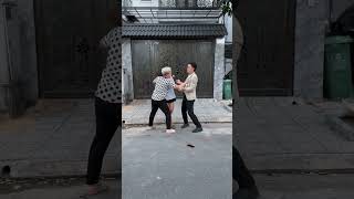 CD - Timely saving the girl from danger in a split second [CONDA NGUYEN] #condanguyen #kindness