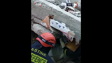 مشاهد لفريق إنقاذ فلسطيني يبحث عن ناجين تحت أنقاض زلزال تركيا 