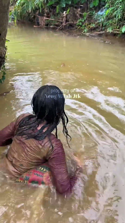 Gadis desa mandi di sungai #gadisdesa #pedesaan #jandadesa #viral
