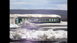 冷极村5月雪开始融化，火车都冻雪里了，一年8个月冬天，看咋生活