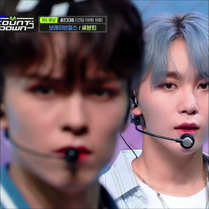 I don't know what happened here but it's so cute #ReadytoLove3rdWin