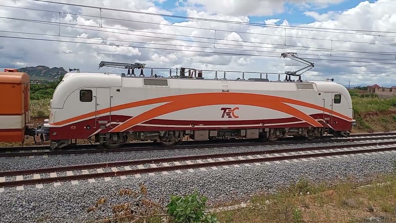 Tanzania SGR train shunting 🇹🇿 @TRCRELITVTANZANIA #tanzaniarailways #tanzaniatrain #train #tanzania 