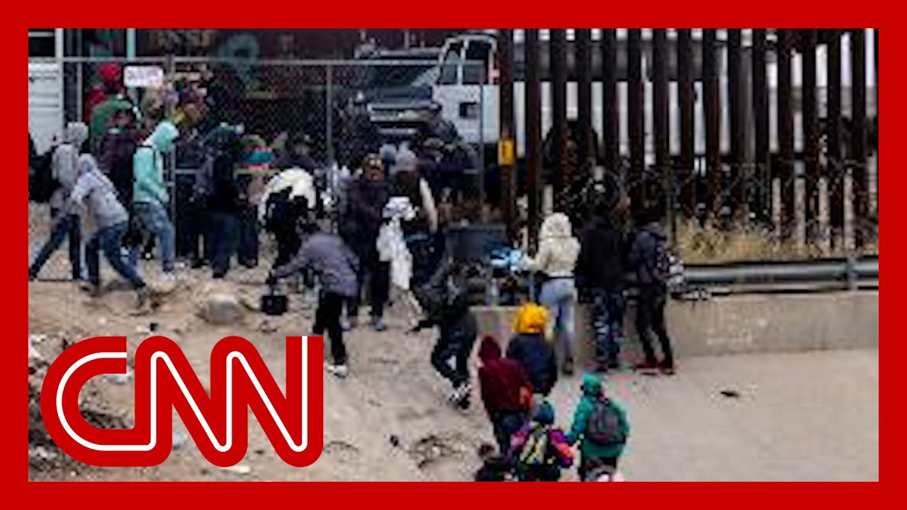 Chief Justice Roberts temporarily freezes end of Title 42 immigration policy