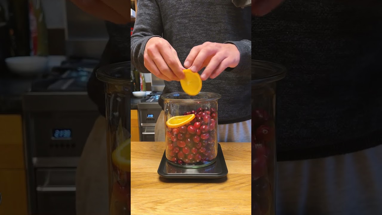 Slow and boring cranberry syrup