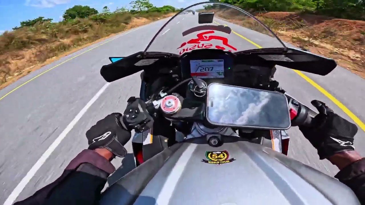 Riding the curves on the 2022 Aprilia RSV4