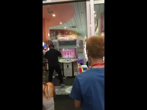 大阪のゲームセンターでめっちゃ人集めてる人いた。ヤバい‼︎