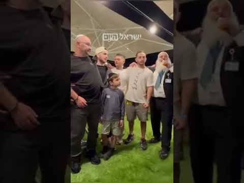 ⁨ ״תודה לה׳ יתברך, חזרתי״: בר קופרשטיין חוגג יחד עם אביו טל באירוע הקפות שניות⁩