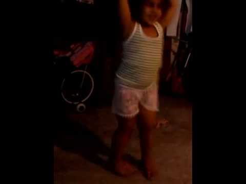 Nena hermosa bailando