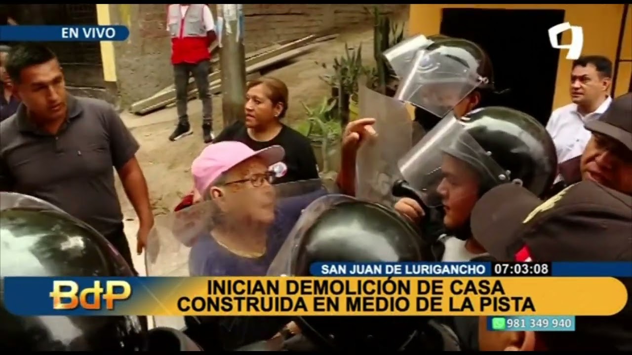 Casa de dos pisos construida en medio de la pista es demolida tras las quejas de sus vecinos (1/2)