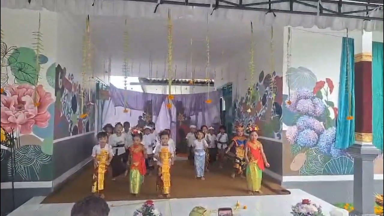 @adik ayu pentas di depan banyak orang di TK nya