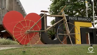 Bike gigante de bambu chama a atenção para...