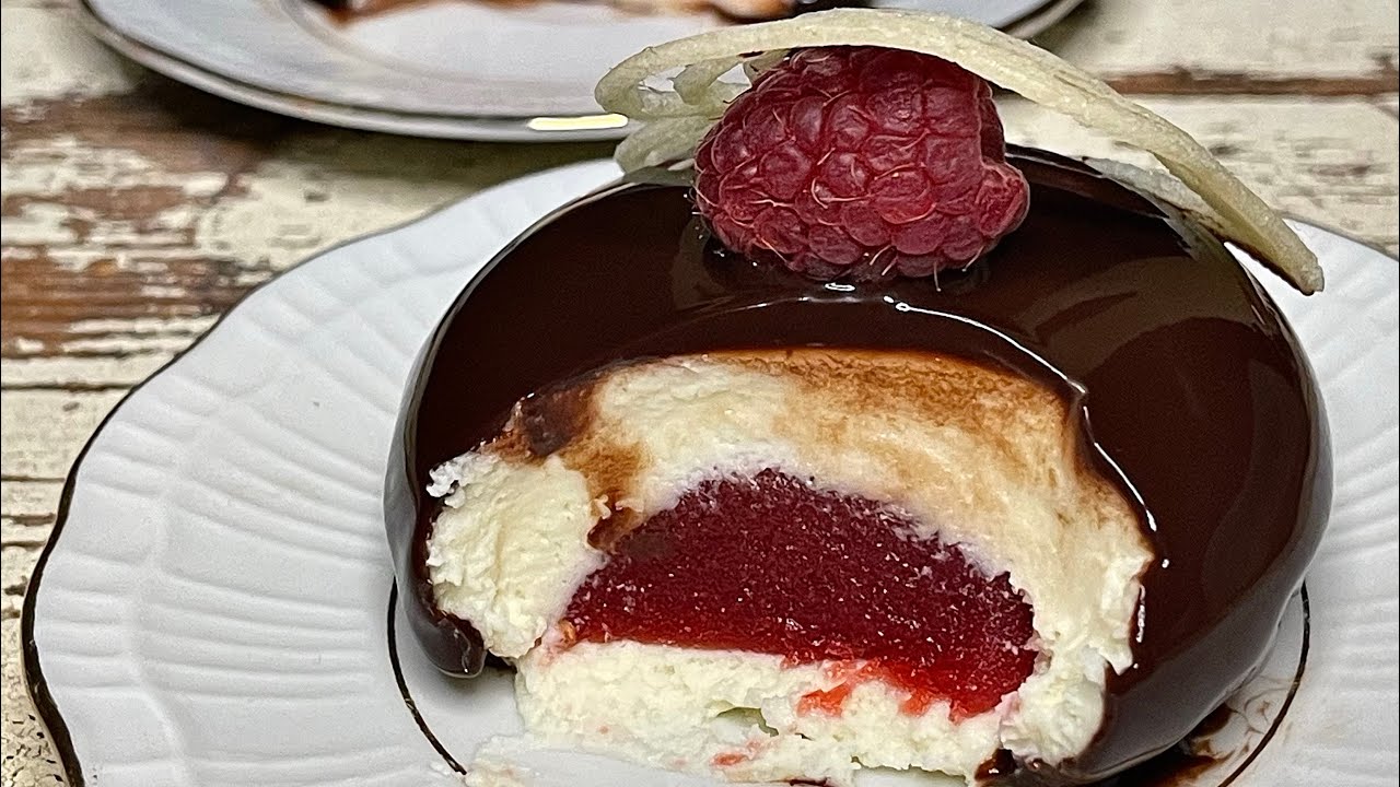 Малиновое сердечко и мусс из белого шоколада — идеальный десерт.