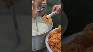 देसी स्वाद की मिठास, हर जलेबी में प्यार का एहसास 🍯#IndianSweets #StreetFoodLove #JalebiLovers