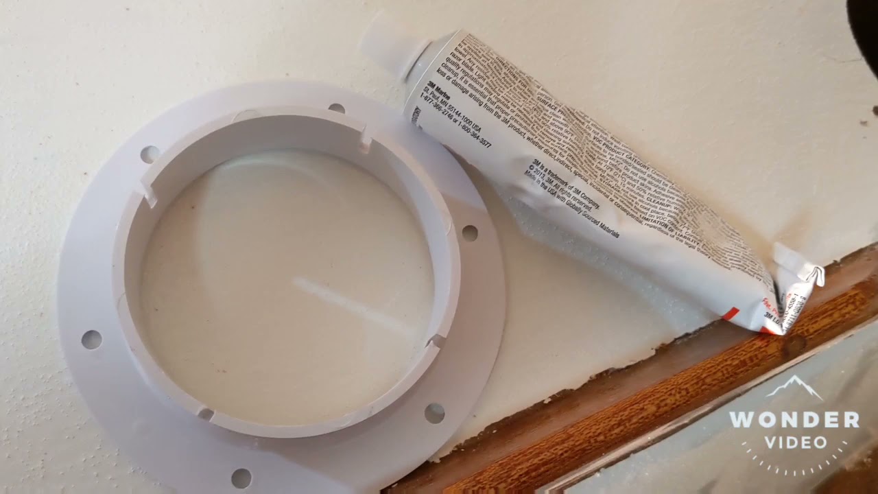 Instalação dos cunhos e tomadas de ventilação no veleiro.