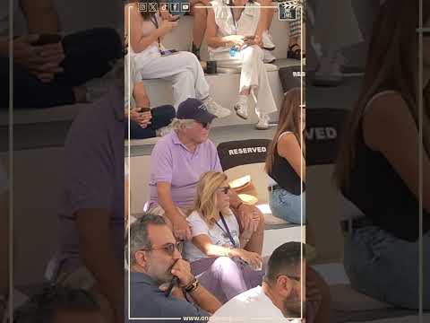 زوجة حسين فهمي جالسة تحت رجله و ماسكة ايده طول الندوة من مهرجان الجونة السينمائي