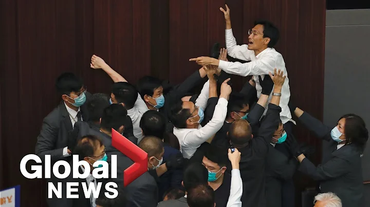 Pro-China and Democratic lawmaker scuffle in Hong Kong legislature over control of House - DayDayNews