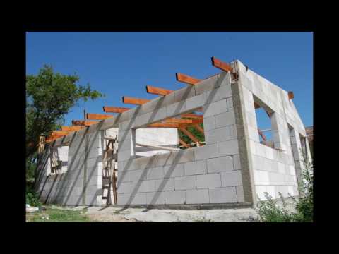 Video: Puntos Elevados: Puntos Blancos Y Negros En El Interior De Una Casa De Madera, Techo Doble Y Puntiagudo, Cuadrados Y Otros Puntos