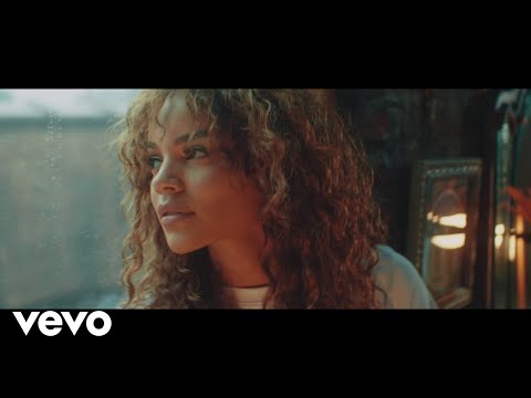 Leslie Grace, Justin Quiles, Play-N-Skillz - Sola (Official Video)