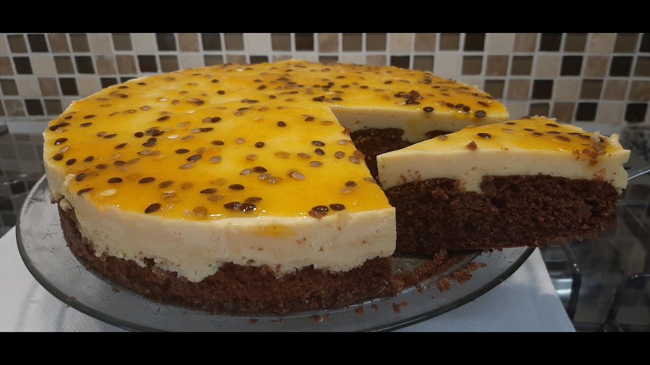 BOLO DE CHOCOLATE COM MOUSSE DE MARACUJÁ, MOLHADINHO E DELICIOSO - YouTube