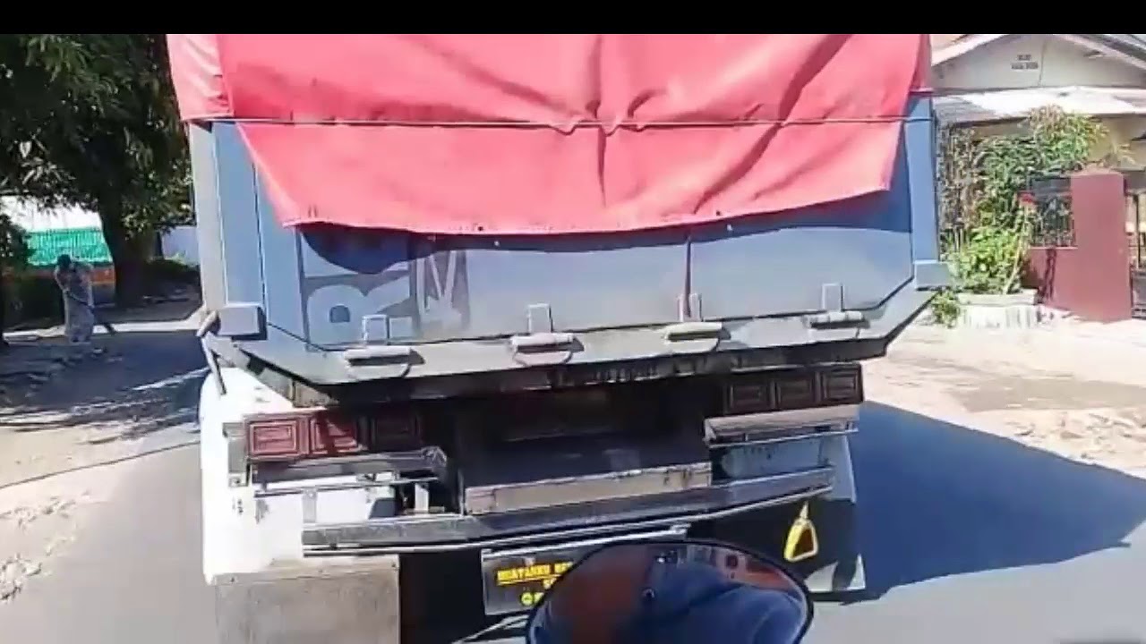 Dump Truck Mbois  Tebar Pesona Di Jalur Leuwimunding Aspal 