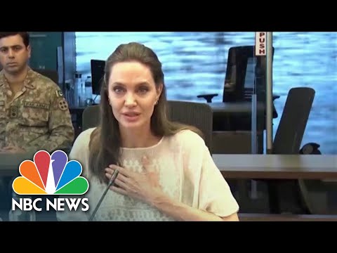 Angelina jolie says pakistan's catastrophic floods 'a real wake-up call' on climate change