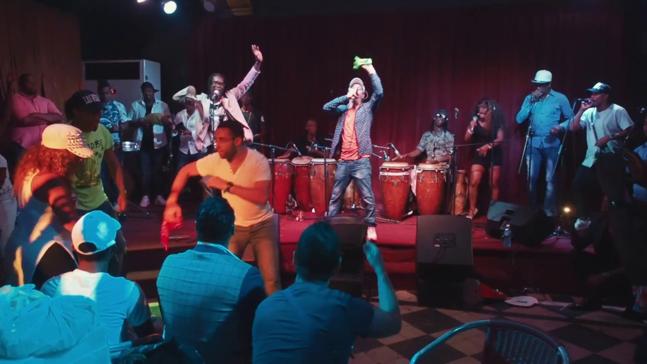 Osain Del Monte - Ella Viene Sola