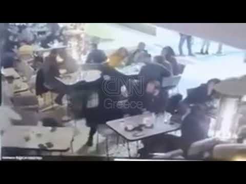 Βίντεο ντοκουμέντο - Νέα Σμύρνη: Η στιγμή που ο ένοπλος πυροβολεί στην καφετέρια | CNN Greece