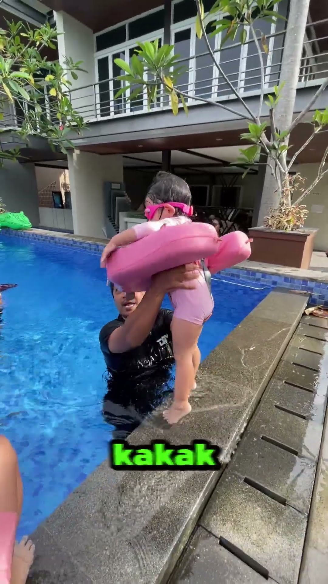 BERANI BANGET ?LEIKA DAN LEXIE LONCAT KE KOLAM ‼️#leika #leika #shots #viralvideo