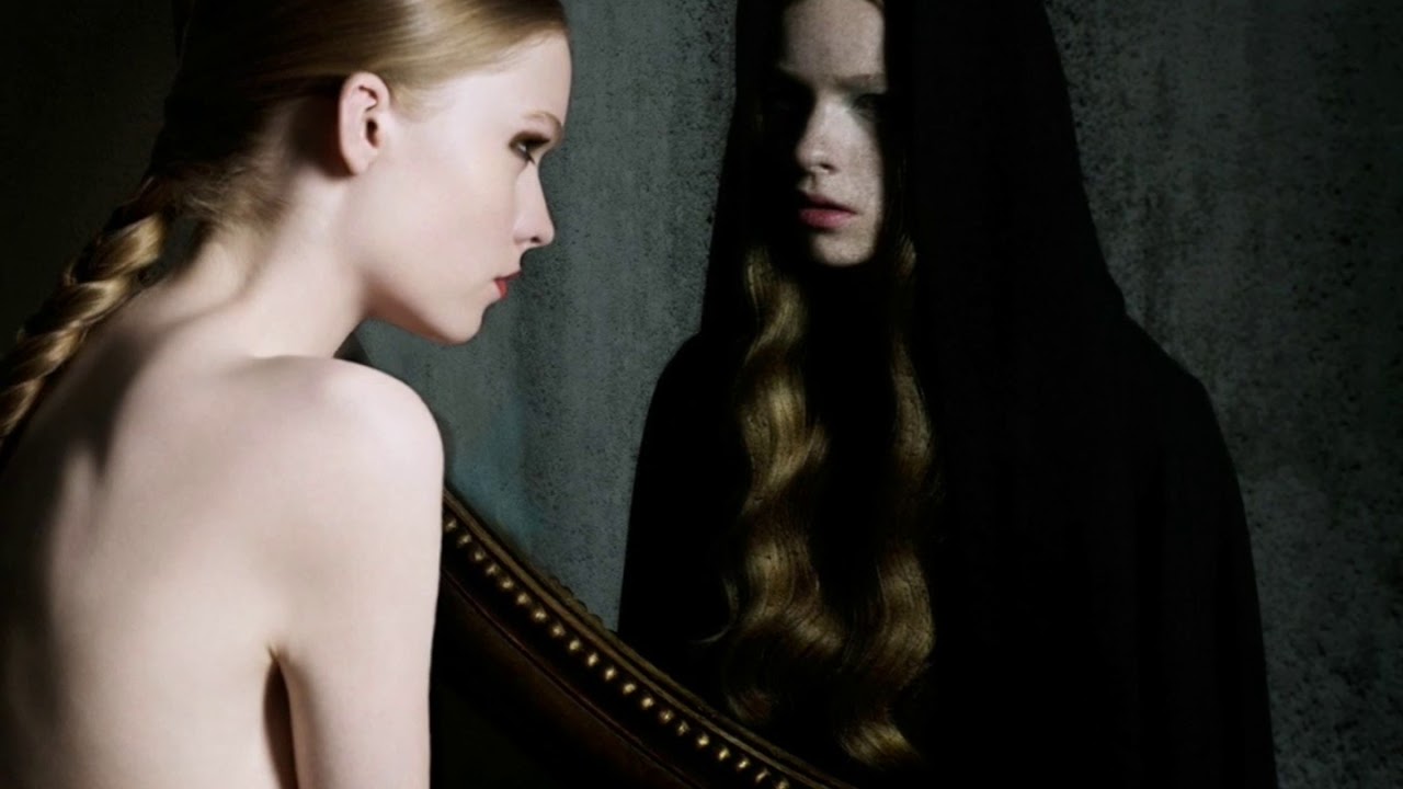 В зеркале вижу себя другой. Отражение в зеркале. Отражение в зеркале мистика. Девушка напротив зеркала. Девушка в отражении.