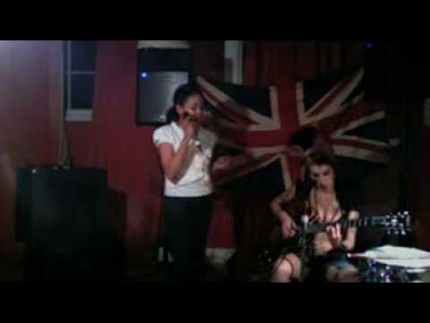 Dionne Bromfield sings with Amy Winehouse