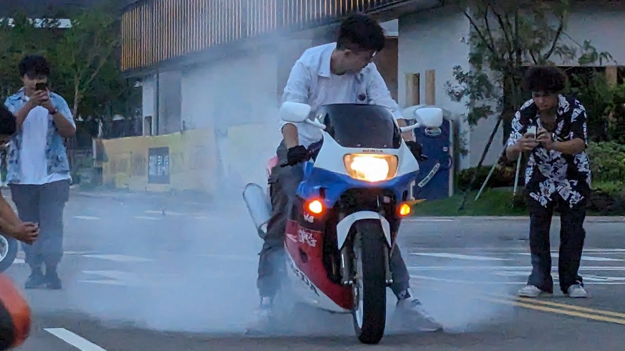 VFR400 NC24 Burnout