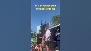 Rik en Jesper eten frikandelbroodje op glowmovies fan festival