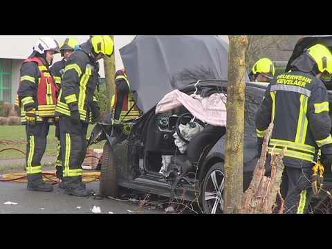 44-jährige in Kevelaer schwer verletzt - PKW gegen Baum
