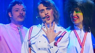 The Electro Band Incident | The Mighty Boosh | Baby Cow
While attempting to pick up two girls, Howard and Vince find themselves in an Electro band! ๐ธ
Subscribe to Baby Cow for more: http://bit.ly/SubscribeToBabyCow
WATCH MORE:
Funny Compilations: https://bit.ly/BC-Compilations
Alan Partridge: https://bit.ly/BC-AlanPartridge
Recent Productions: https://bbc.in/BabyCow22-23
Welcome to the official home of Baby Cow productions on YouTube! We have created some of the most iconic characters on British TV - ranging from classic Partridge to heart-warming Gavin & Stacey, all this and more will be available for you to view. Plus, well be giving you exclusive previews and behind the scenes of our new shows, as well as developing our own pipeline of shorts featuring new and established talent. You can find the best, official clips from the Baby Cow archive, as well as brand new videos, here on our YouTube channel.
This is a commercial channel from BBC Studios. The Electro Band Incident | The Mighty Boosh | Baby Cow