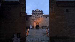 Disfrutando de la Puerta del Museo de Santa Cruz