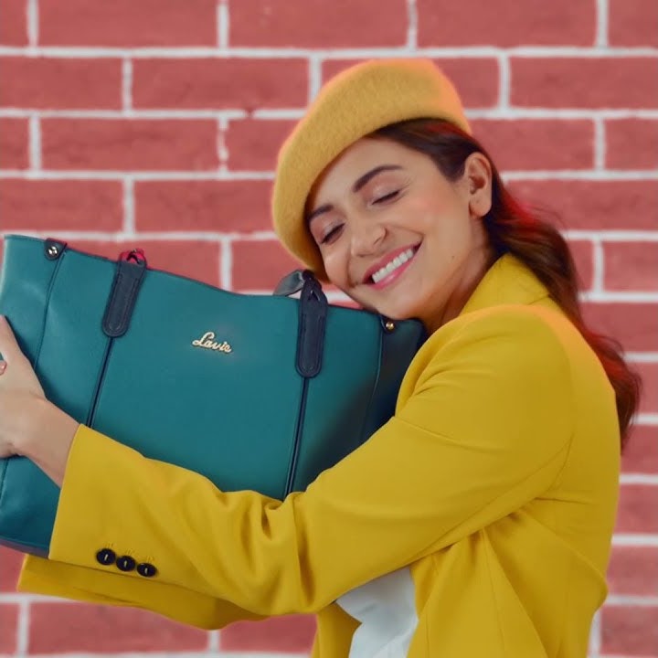 Anushka Sharma on X: Selfies in the sun with my favorite @LavieWorld bags!  Don't forget to splurge on some jaw-dropping deals on Lavie during  @Flipkart #TheBigBillionDays #FickleIsFun #LaviexAnushka #LavieLoving  #LavieWorld #ad  /